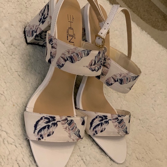 Cute White Sandal Heel Leaf design Sz 10 Brazil - Picture 2 of 6